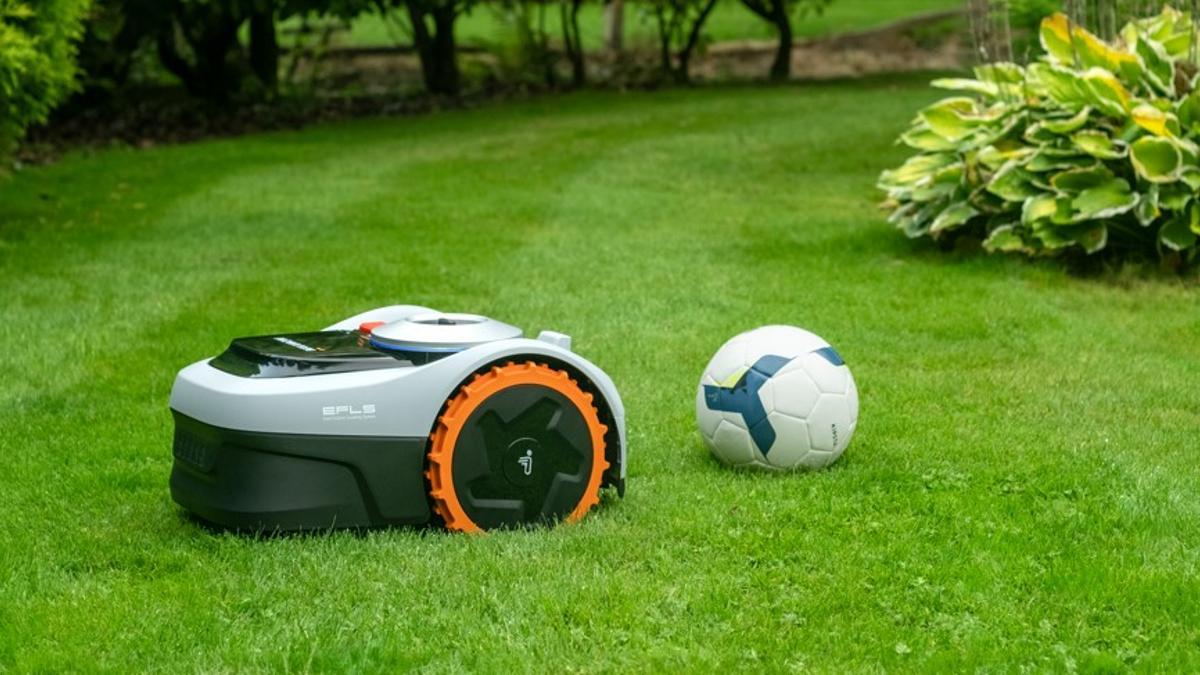 Segway, akıllı çim biçme makinesi robotu Navimow i Serisini piyasaya sürüyor
