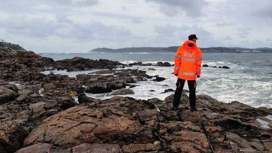 Rastreo por la costa para buscar al vecino de Madrid desaparecido en Muxía.