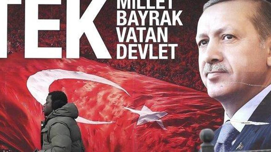Cartell del president Erdogan en què es defensa «una nació, una bandera, una pàtria, un estat»