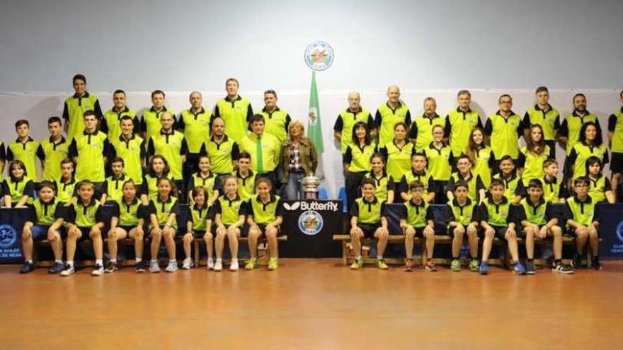 Foto de familia del Avilés Tenis de Mesa con la concejala, Ana Hevia.