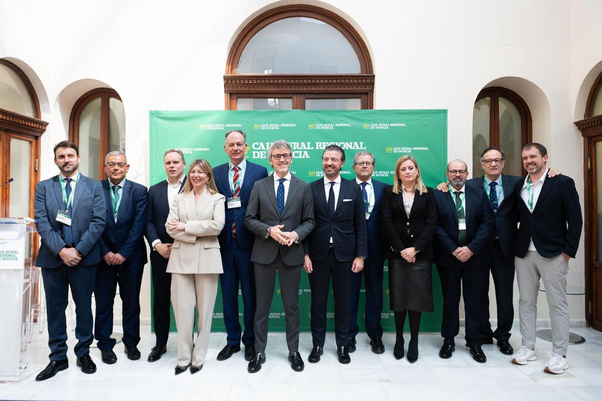Foto de familia del 'Encuentro 60. Economía con propósito', organizado por Caja Rural Regional de Murcia.