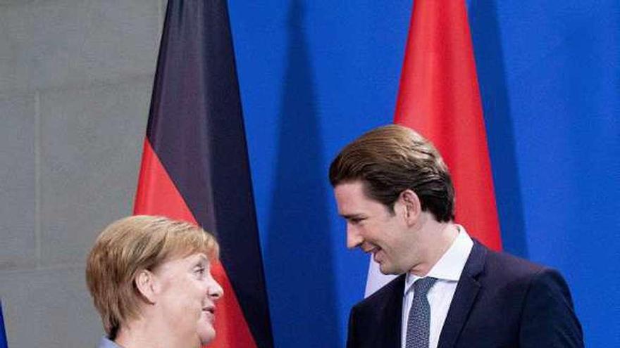 Merkel y Kurz se saludan al finalizar una reunión en Berlín.