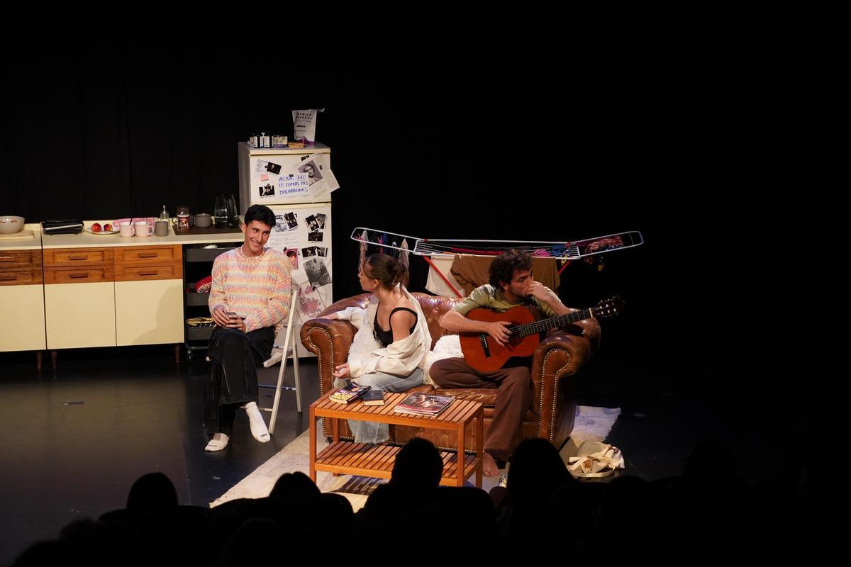 El elenco de ‘¿Qué hacemos con Bea?’ durante una escena en el Teatro Lara de Madrid.
