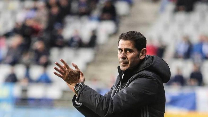 Hierro aplaude en un momento del partido.