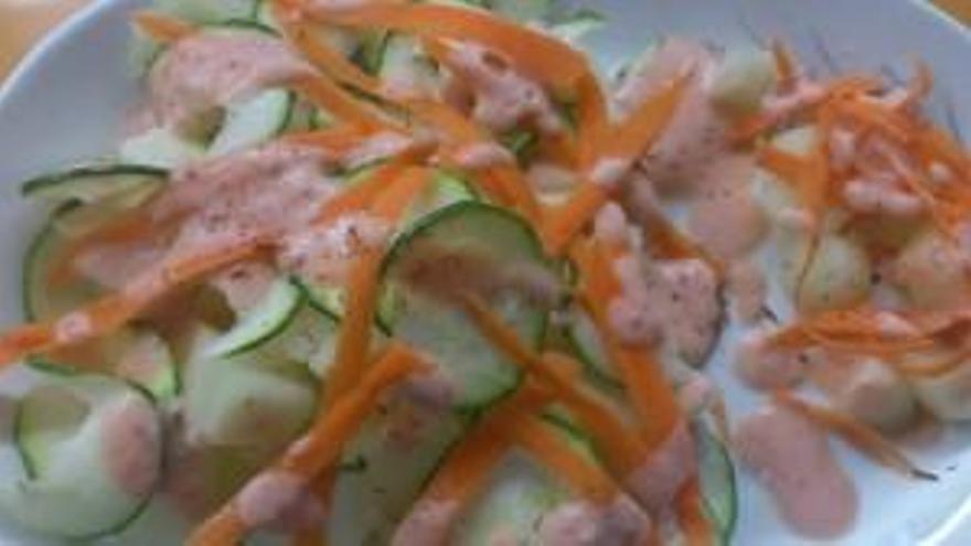 Ensalada fría de calabacín y melón con espuma de tomate