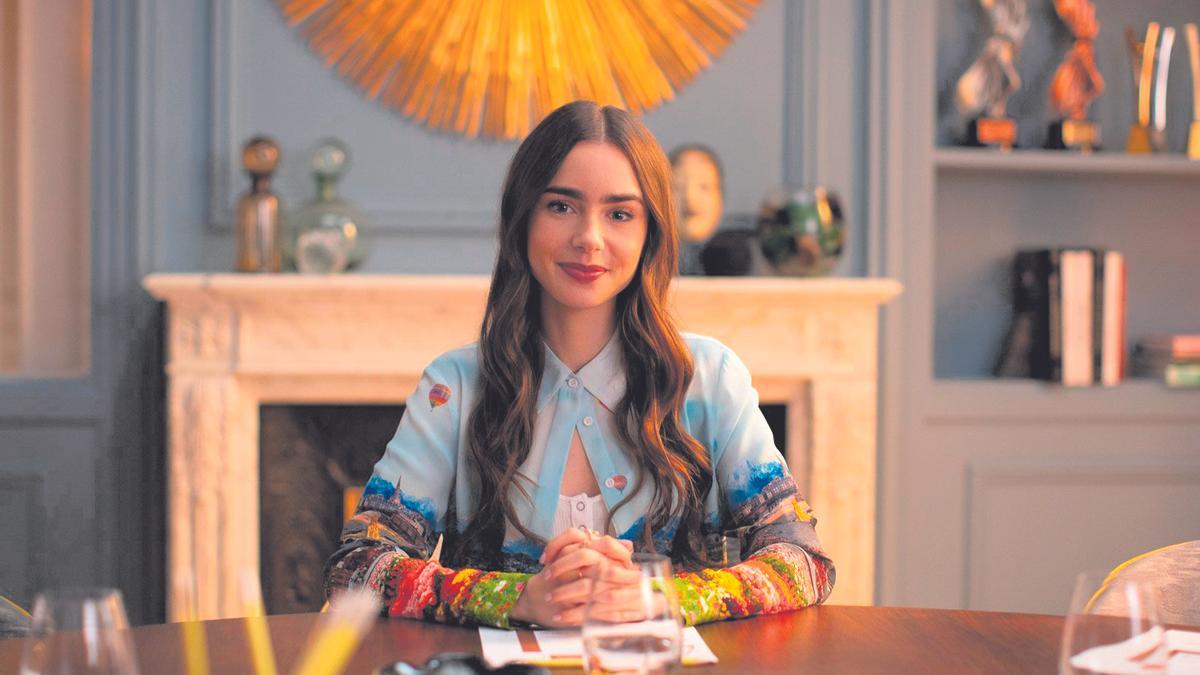 L’absoluta protagonista d’aquesta sèrie de  Netflix és Lily Collins, que també està entre  els productors