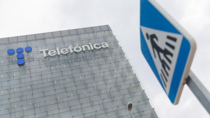 Telefónica envía por ‘email’ las condiciones del ERE a los 300 empleados afectados de Galicia
