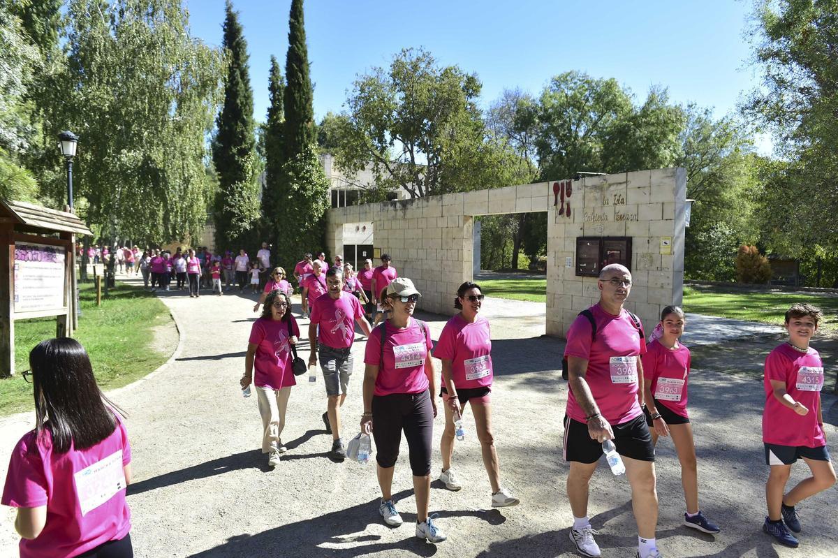 Imágenes de la marcha rosa contra el cáncer de mama en Plasencia