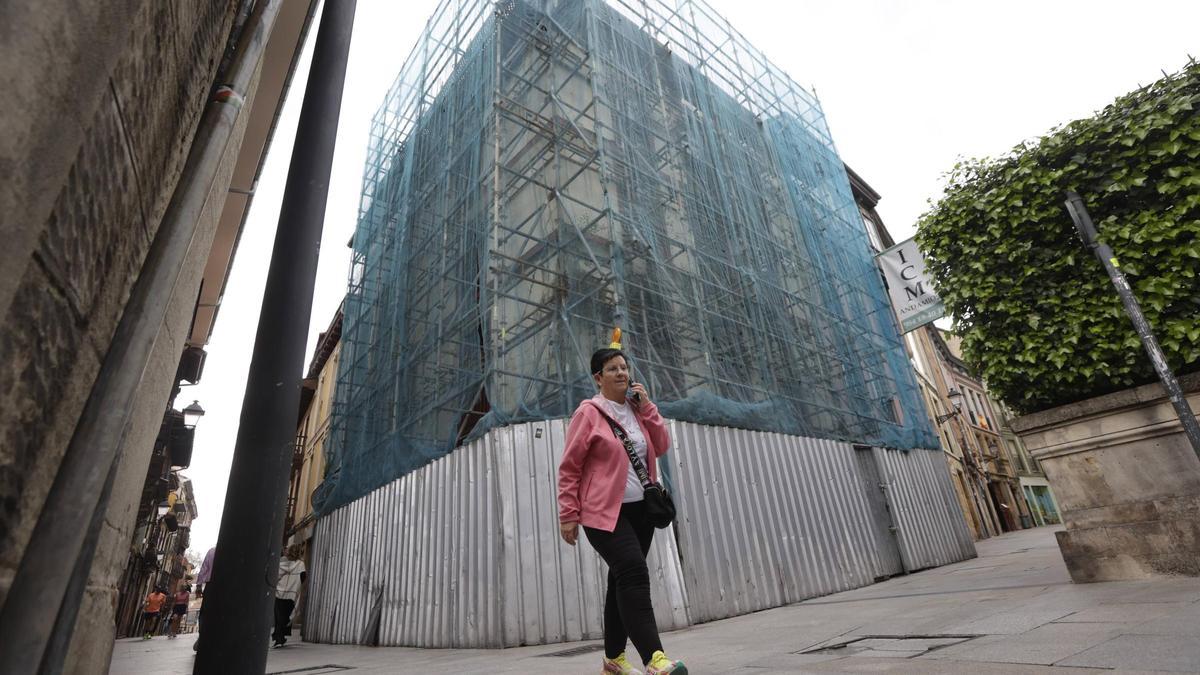 El andamiado edificio de la calle San Antonio.