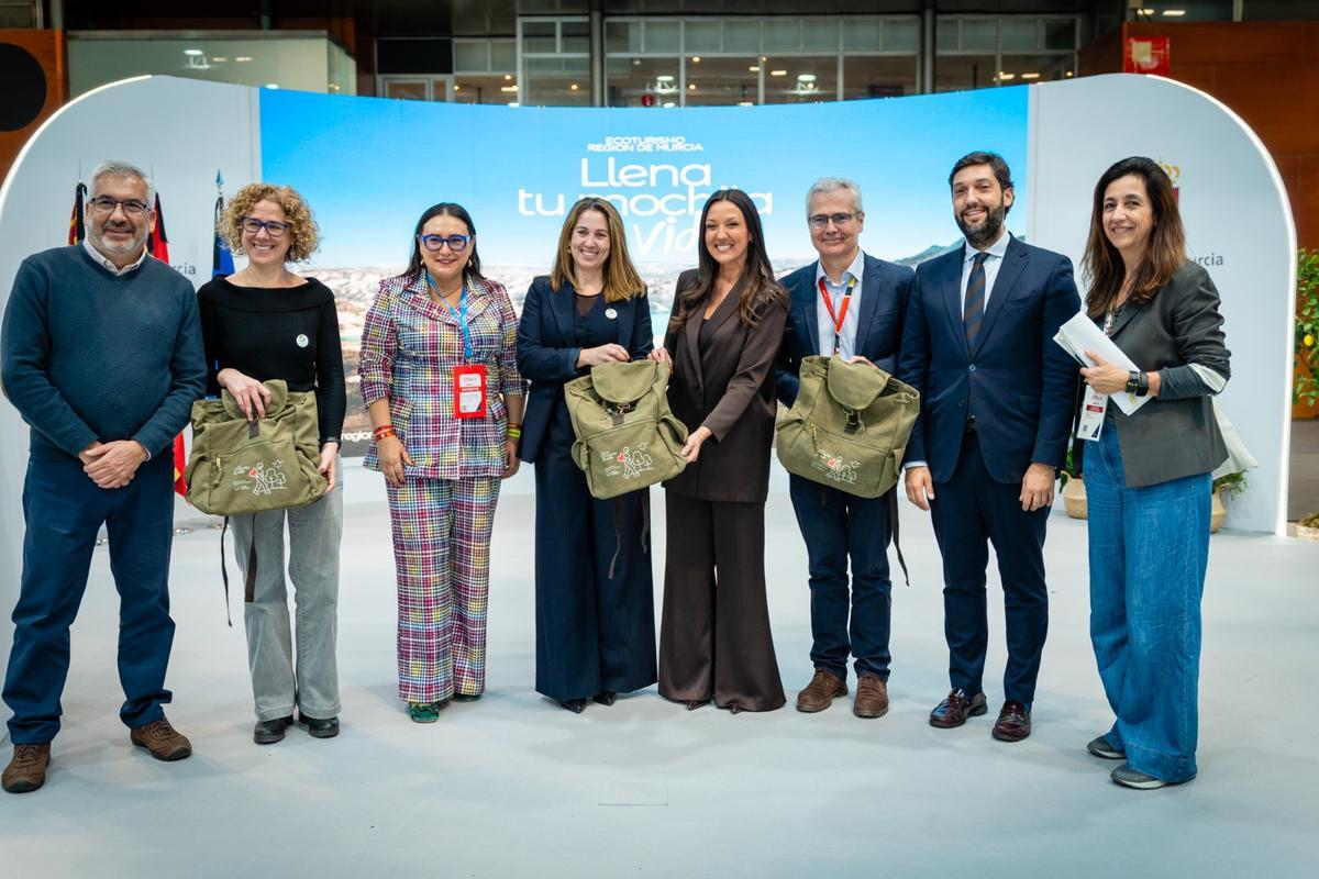 La consejera de Turismo, Carmen Conesa, presenta el nuevo producto de ecoturismo ‘Llena tu mochila de vida’.