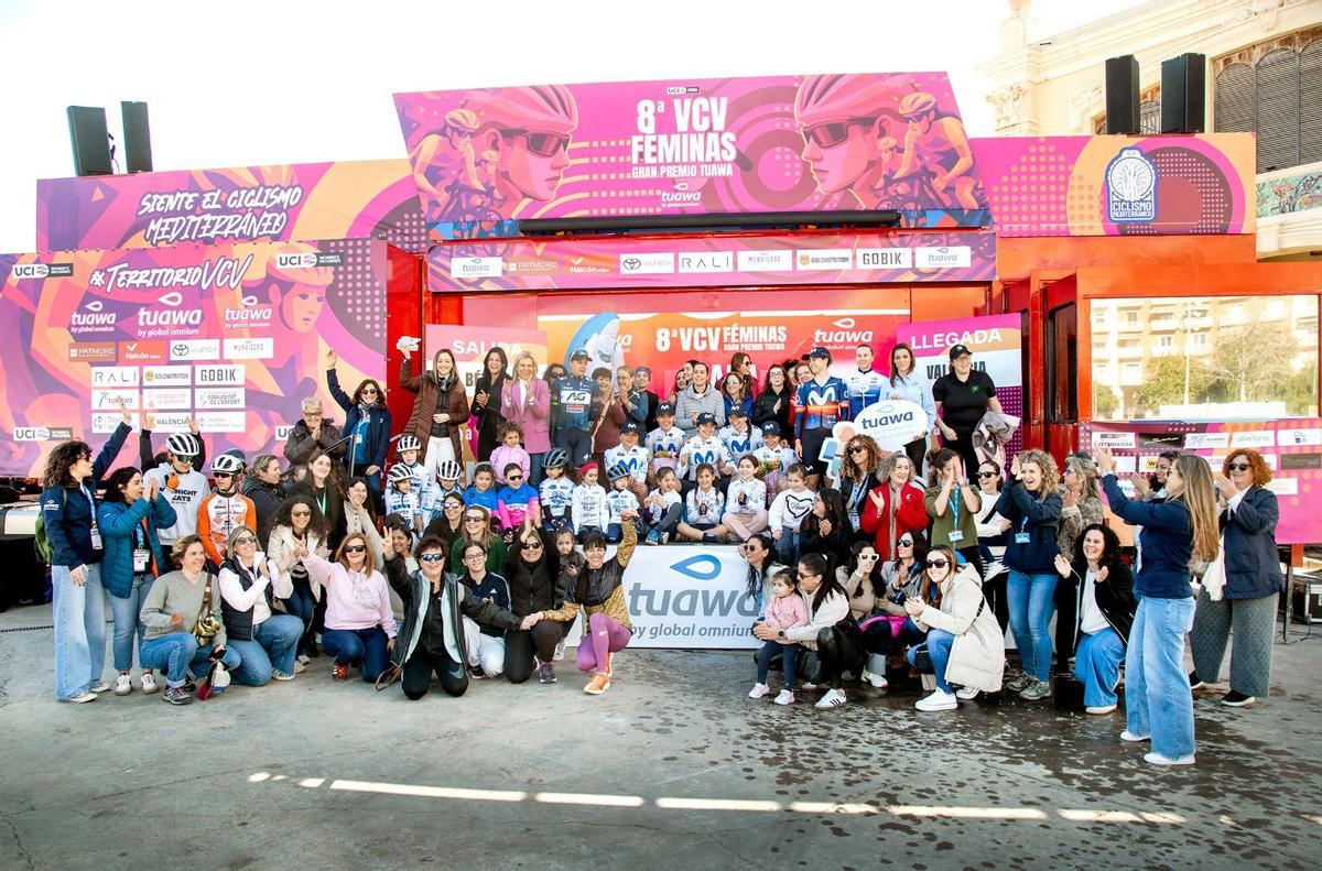 Más de un centenar de mujeres arropando a la campeona de la 8ª VCV Féminas-GP Tuawa, Liane Lippert.