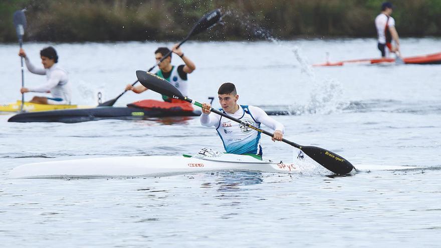 El palista del Ría de Betanzos Iván Fernández, durante una de sus pruebas.