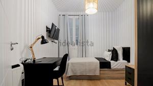 Habitación en Paseo de Gracia en un piso de ocho habitaciones a 750 euros al mes