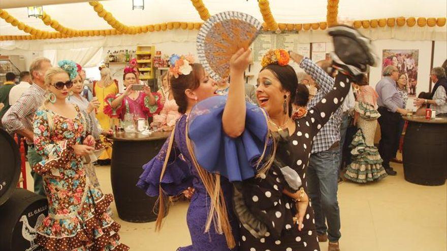 Dos mujeres bailan en la última edición de la Feria de Córdoba.