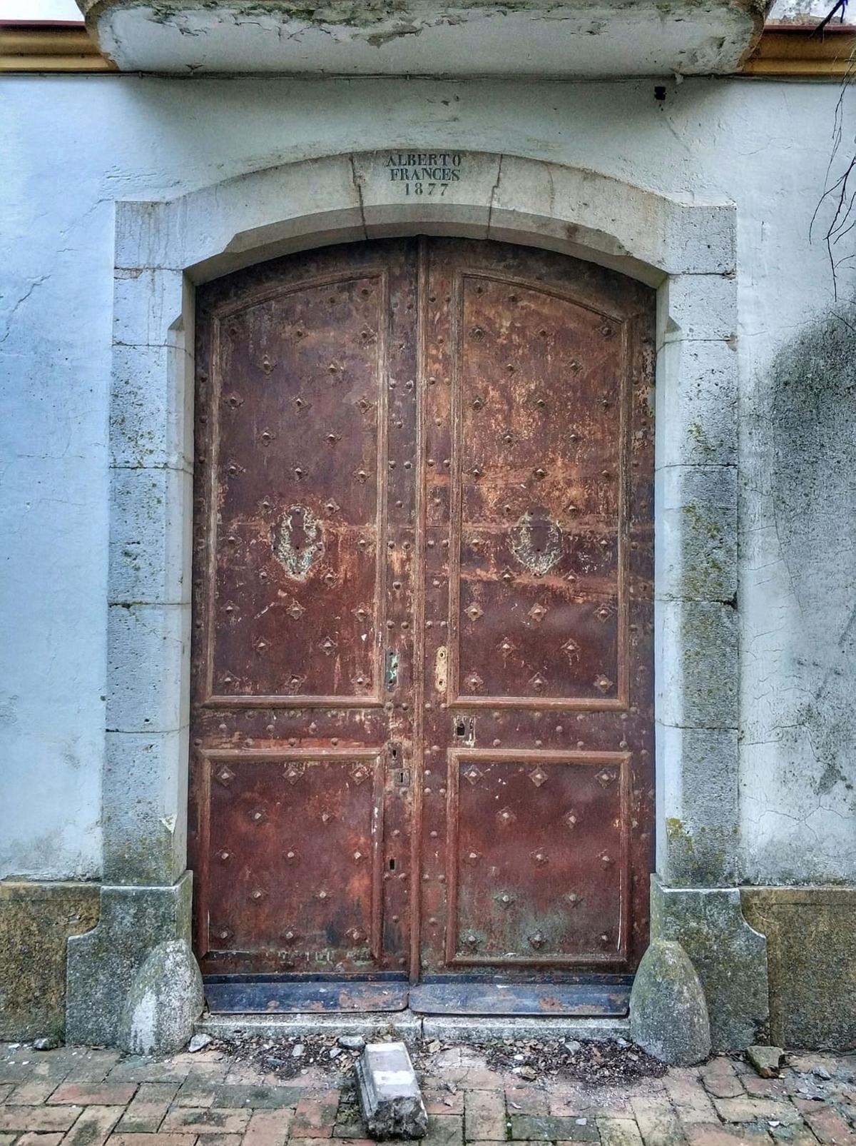 A la porta d'acces apareix la data de construcció i el nom d'Alberto francés