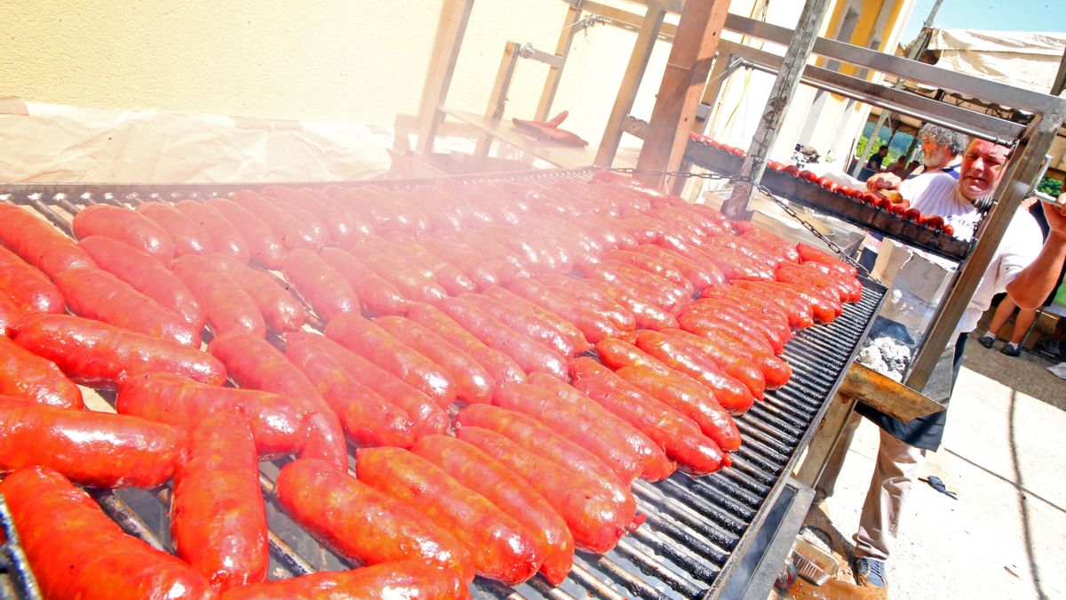 El día grande de la chanfaina, una longaniza preparada con las mejores partes del cerdo