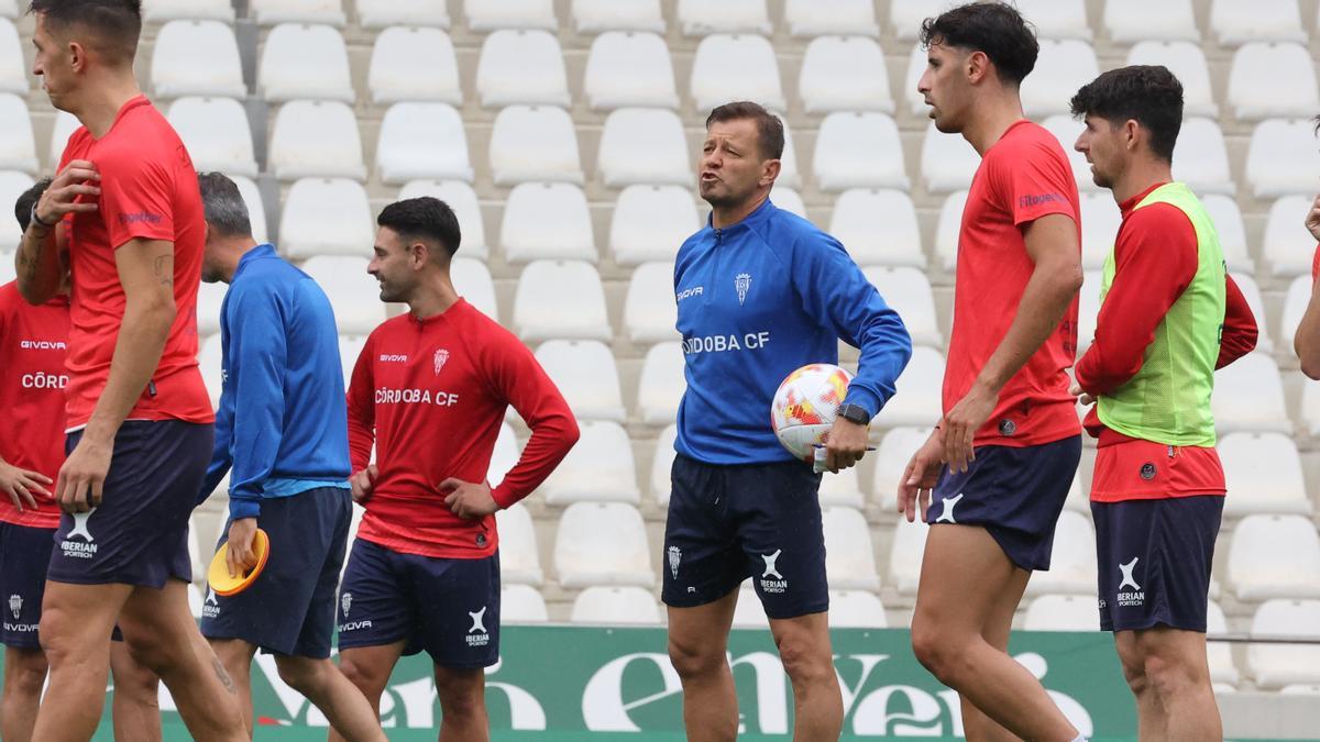 Mosquera da instrucciones a los jugadores en la sesión de entrenamiento del Córdoba CF en El Arcángel.