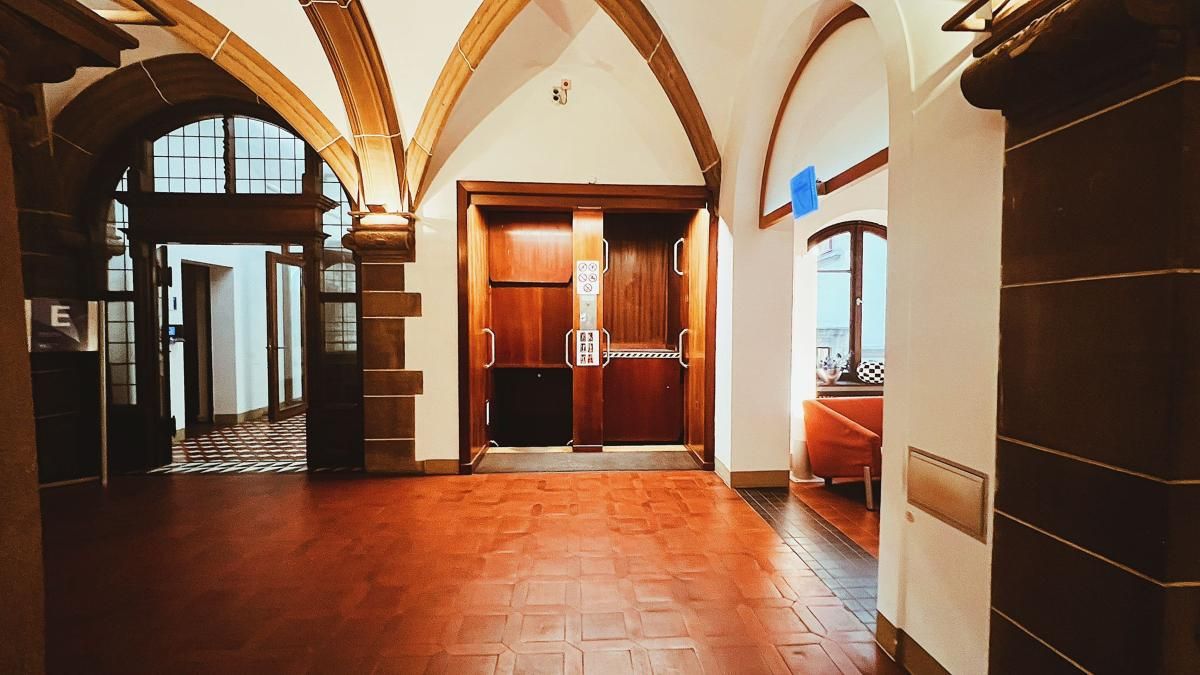 Subir en un paternóster es posible en el ayuntamiento de Duiburgo.