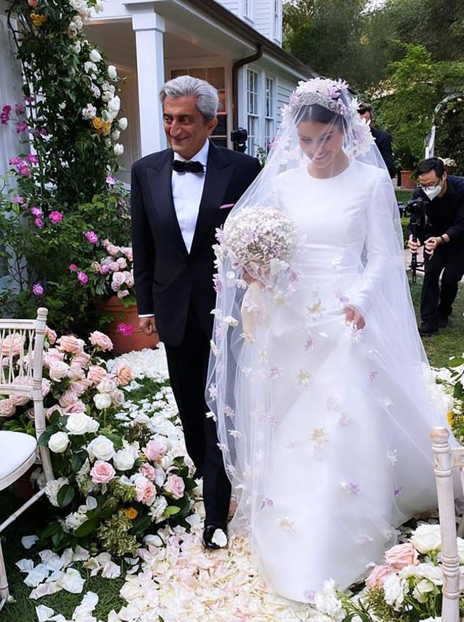 Roxy Sowlaty el dia de su boda con velo con flores en 3D