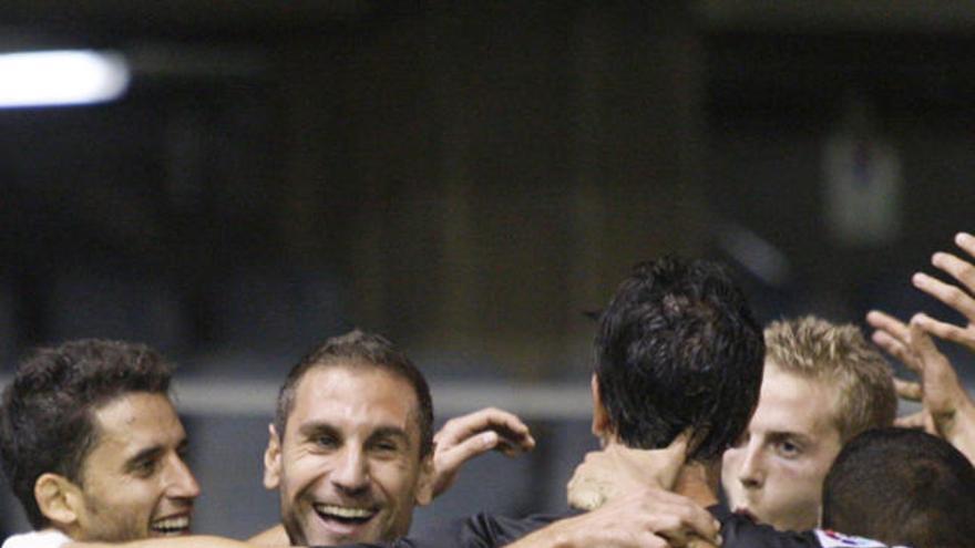 Els jugadors del Girona celebrant 
amb Coro la igualada.