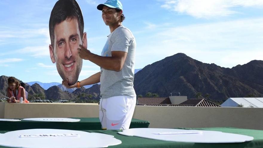 Nadal, con una careta de Djokovic, durante la presentación del torneo de Indian Wells.