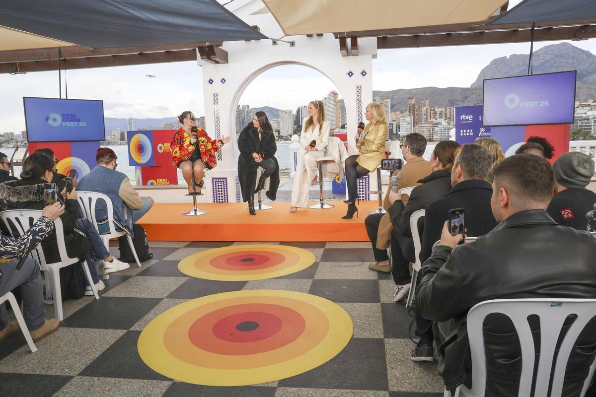 Las presentadoras del Benidorm Fest 2025 montan el show en la segunda rueda de prensa