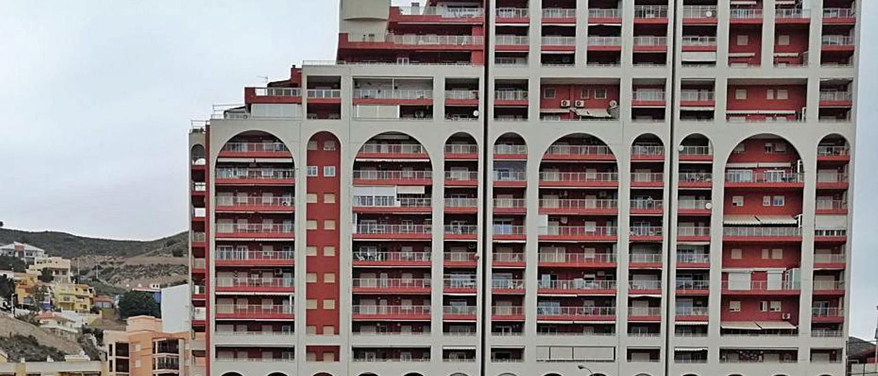 Uno de los aparcamientos junto a la playa, repleto. | JOAN GIMENO