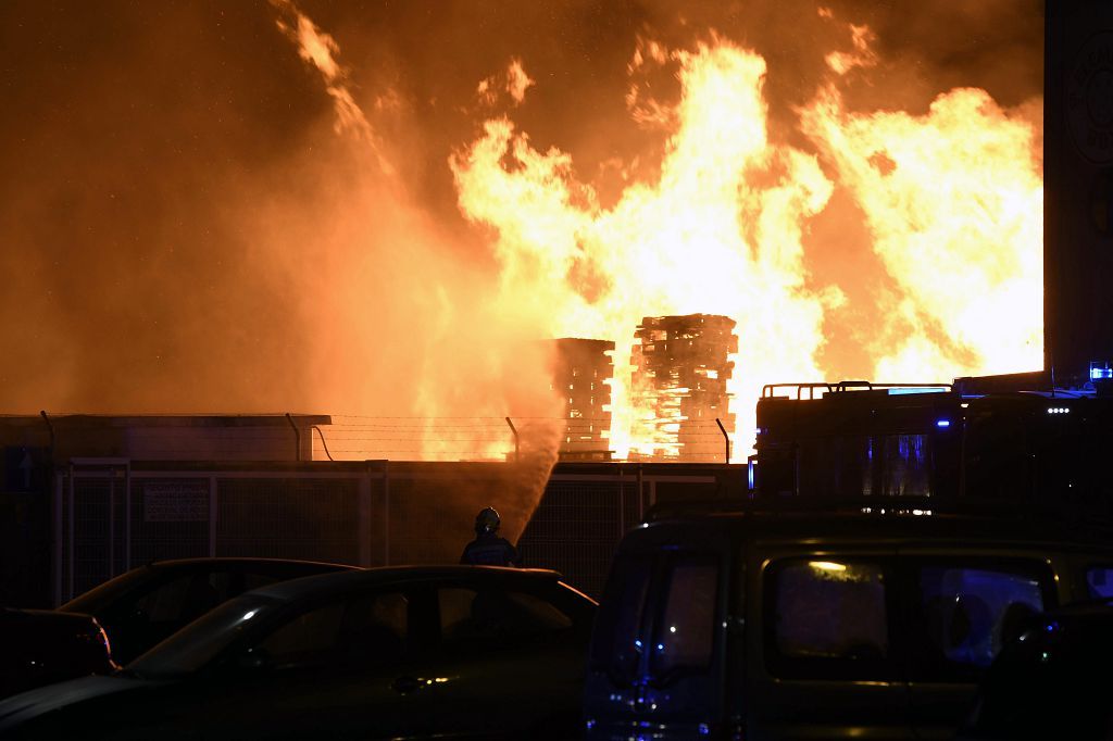 Estas son las imágenes que el aparatoso incendio de Puente Tocinos ha dejado este sábado
