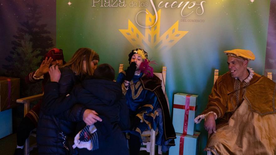 Los pajes de los Reyes Magos reciben a un niño con su carta. | Emilio Fraile