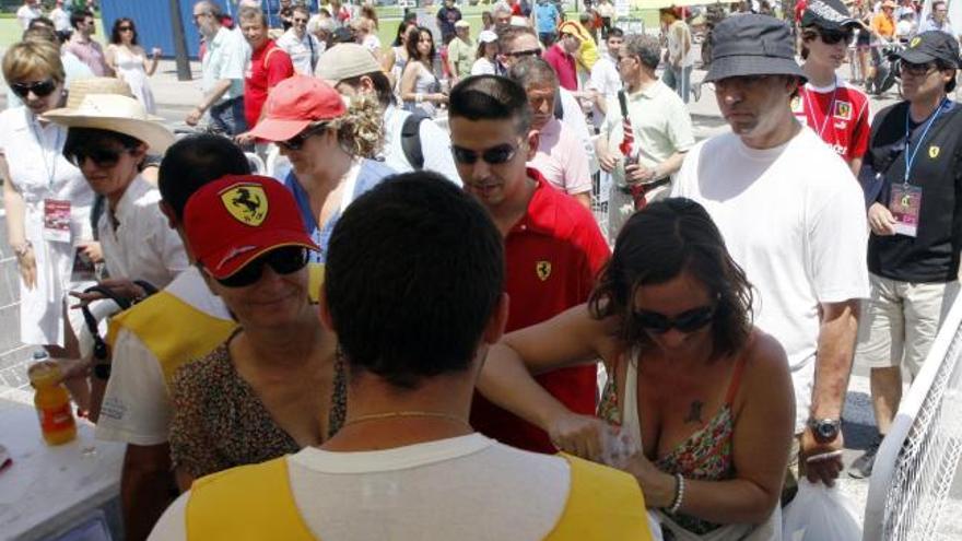 Espectadores a la entrada del circuito urbano.