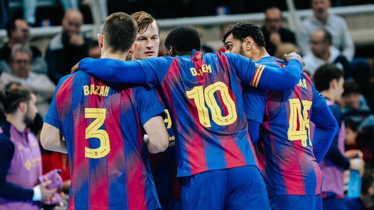 Dika Mem dirige la charla en un día muy gris para él