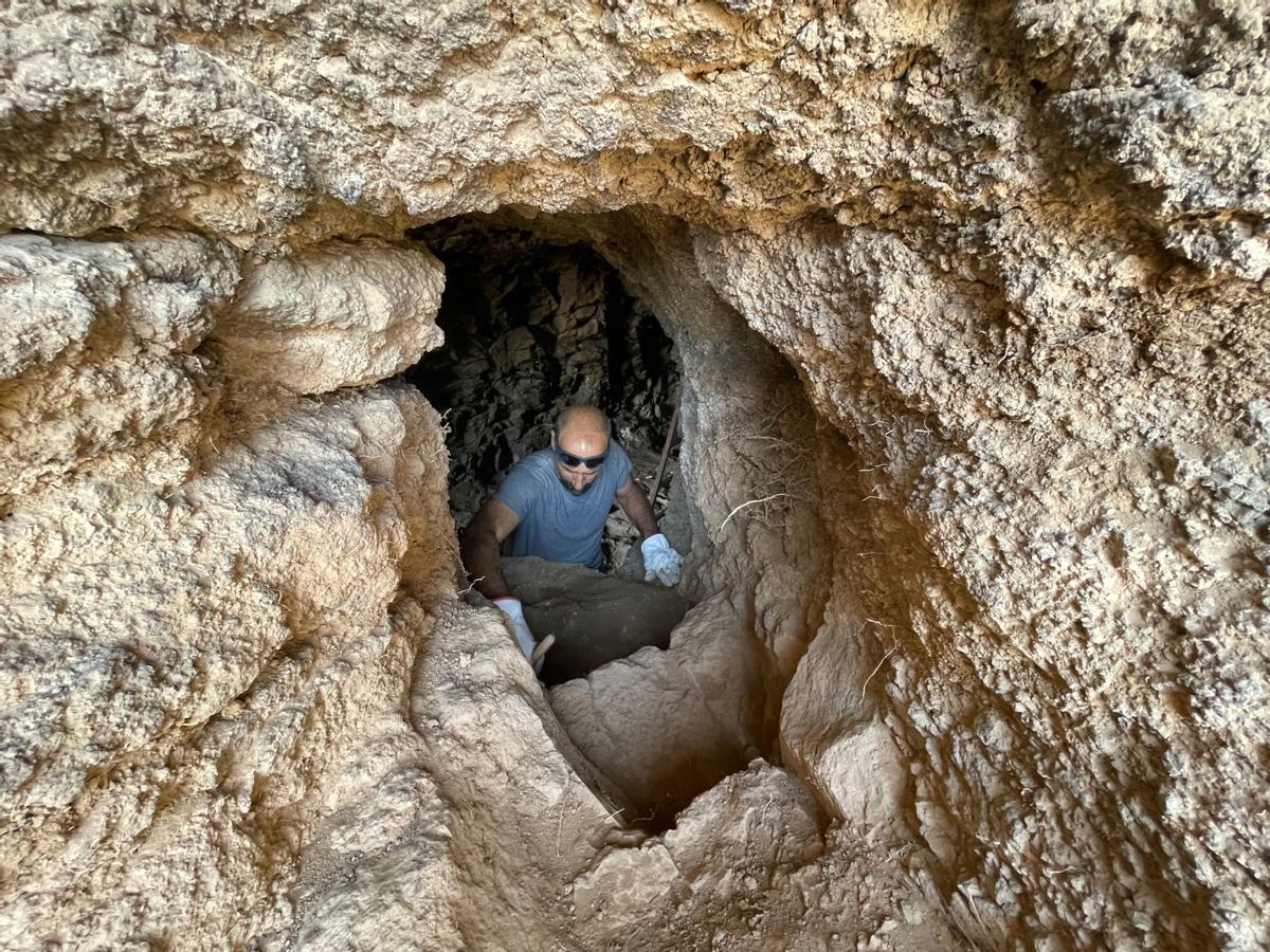 Acceso oculto a una cueva que ha quedado al descubierto