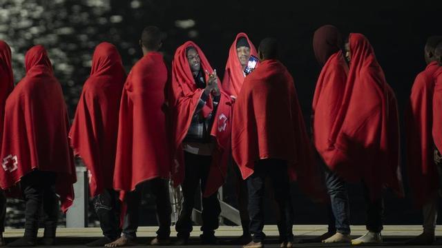 Migrants a l’illa de Lanzarote, després d’un naufragi el 2024. | ADRIEL PERDOMO / EFE