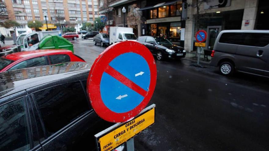 Señales en la calle Aguado avisando de la prohibición de aparcar desde hoy hasta el viernes.