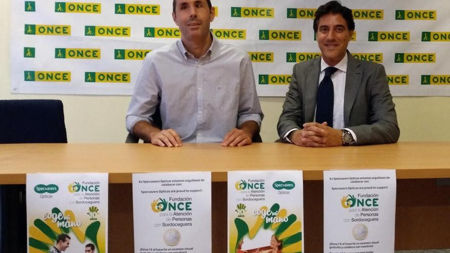 El consejero territorial de la ONCE de Andalucía, Ceuta y Melilla, Marcelo Rosado, y el director Comercial y de Desarrollo en Specsavers Opticas, José Ángel Moral-Tajadura.