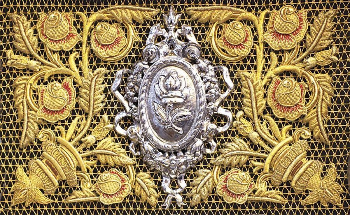 Uno de los paneles de malla bordada en oro fino y cartela de orfebrería.