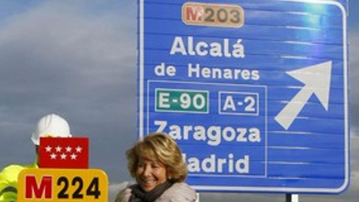 Esperanza Aguirre, ayer, lunes, durante la inauguración de un tramo de la carretera M-224.