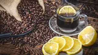 Tomar el café con limón: El saludable motivo por el que se está poniendo de moda