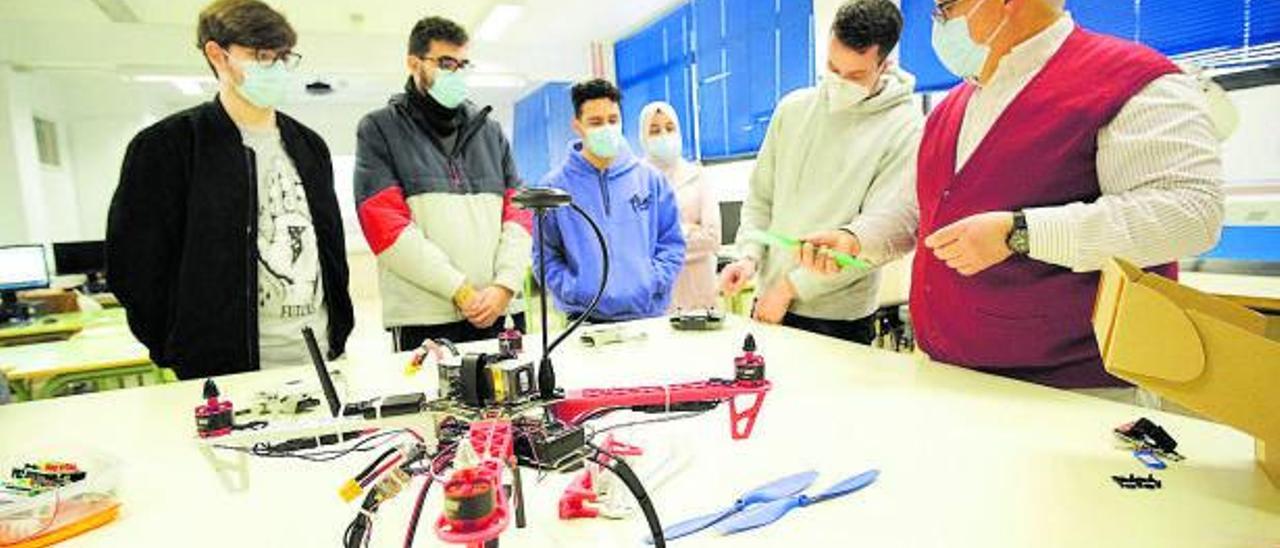 Los estudiantes manejan pequeños drones en el aula para volar los de tamaño industrial al aire libre.