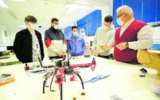Alicante forma a los primeros expertos de la Comunidad en arreglar y pilotar drones