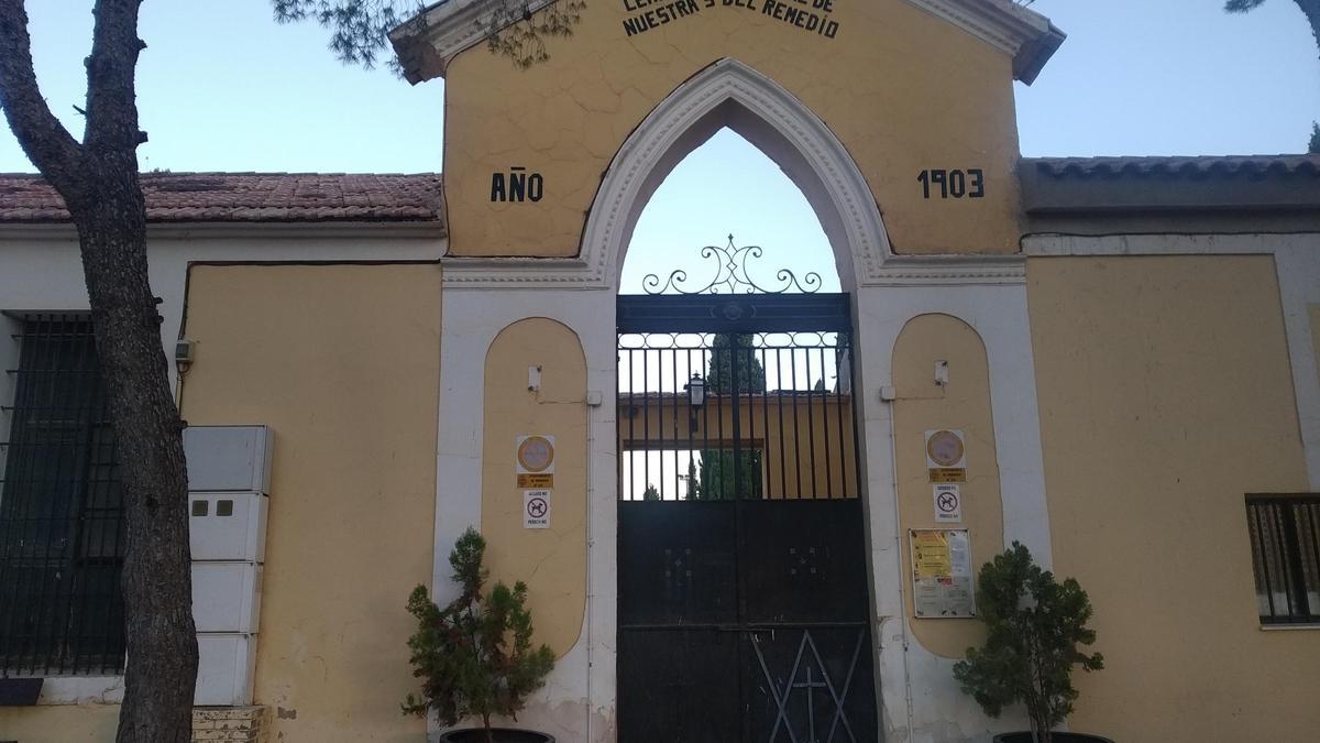 Puerta de entrada al cementerio esta mañana