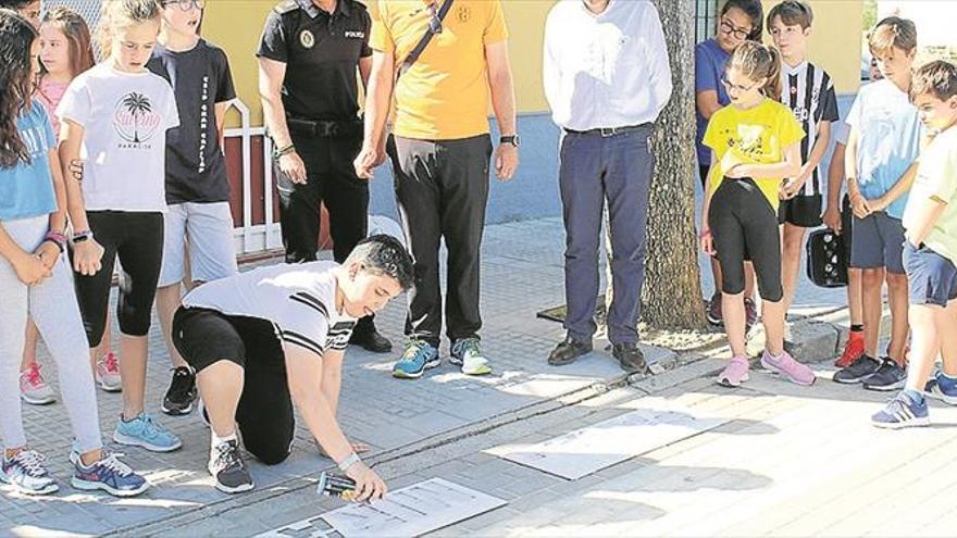 La Policía local impulsa la campaña ‘Para, mira y cruza’ para fomentar la seguridad