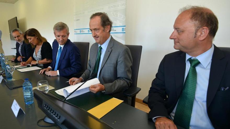 El consejero delegado de Ence, Ignacio Colmenares, en la firma del pacto ambiental con la Xunta de Galicia.