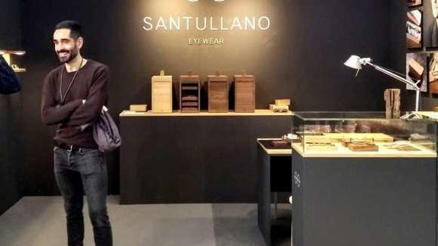 Santullano, en su stand en la feria Optic.