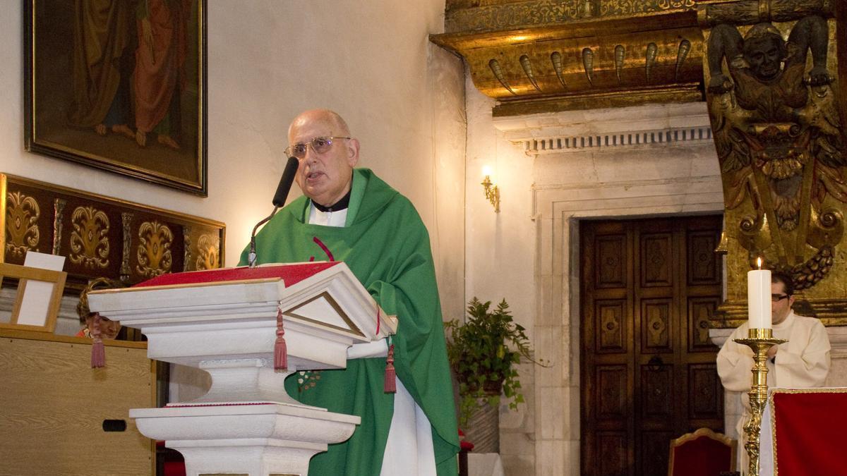 Ultima misa oficiada por el párroco Laurentino Gómez en la Iglesia Santa Maria la Real de la Corte en 2011.