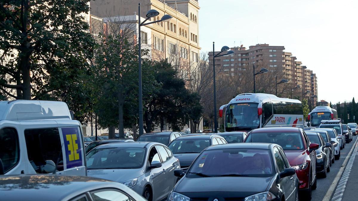 Tráfico intenso en la ciudad de València.