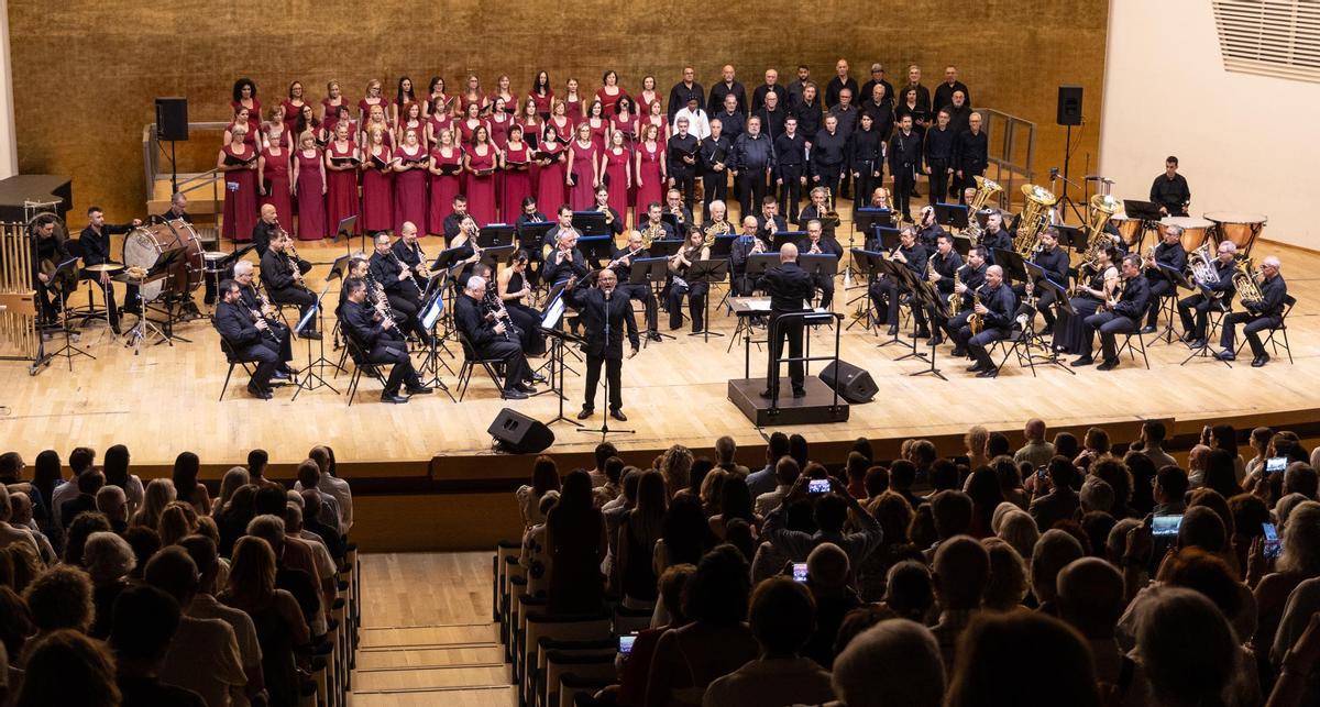 Música y fuego se dan la mano en el concierto de Hogueras de INFORMACIÓn