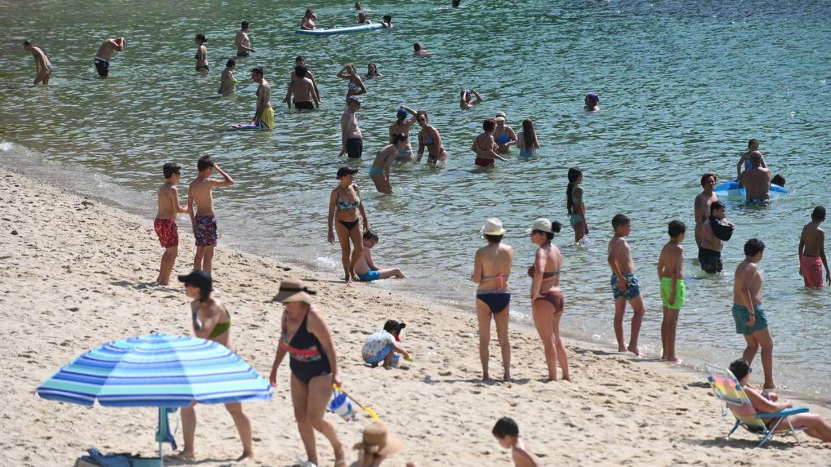 Con el agua del mar caliente, la gente se metía a hablar sin prisa.