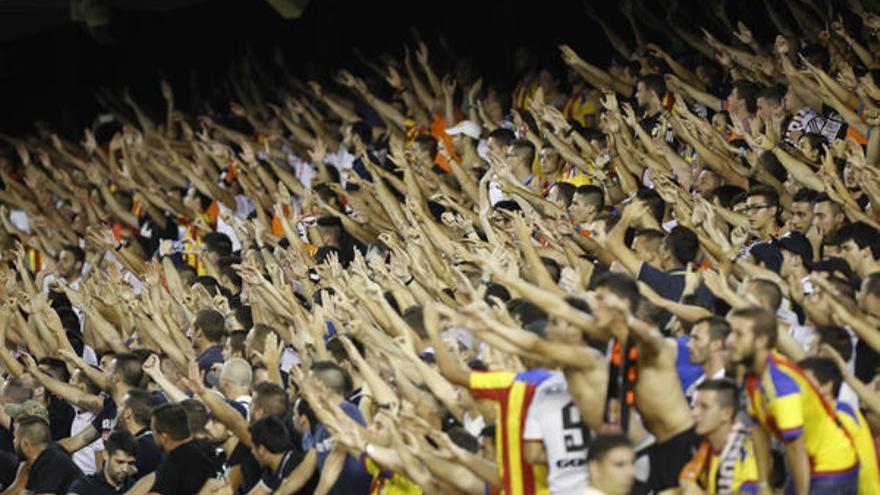 Los aficionados de la Curva Nord en Mestalla.