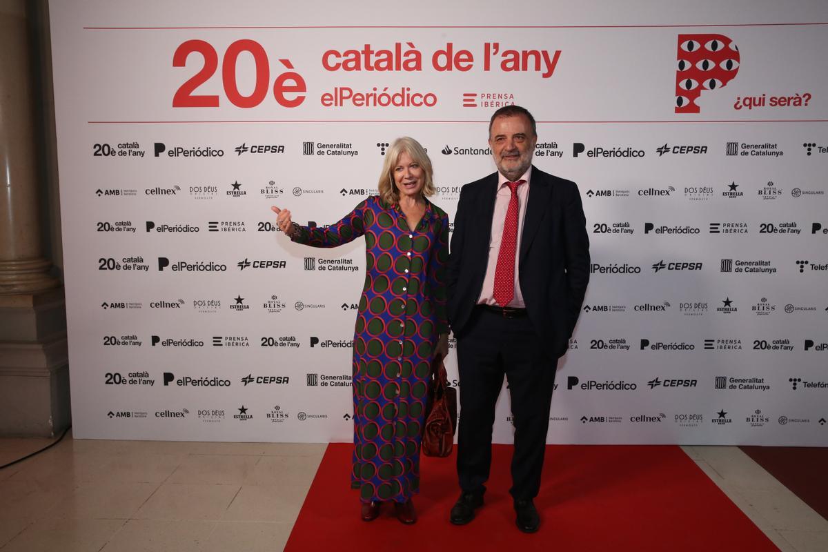Català de l’Any 2022, en la imagen Elianne Ros de la la Fundació La Caixa y Agustí Sala.
